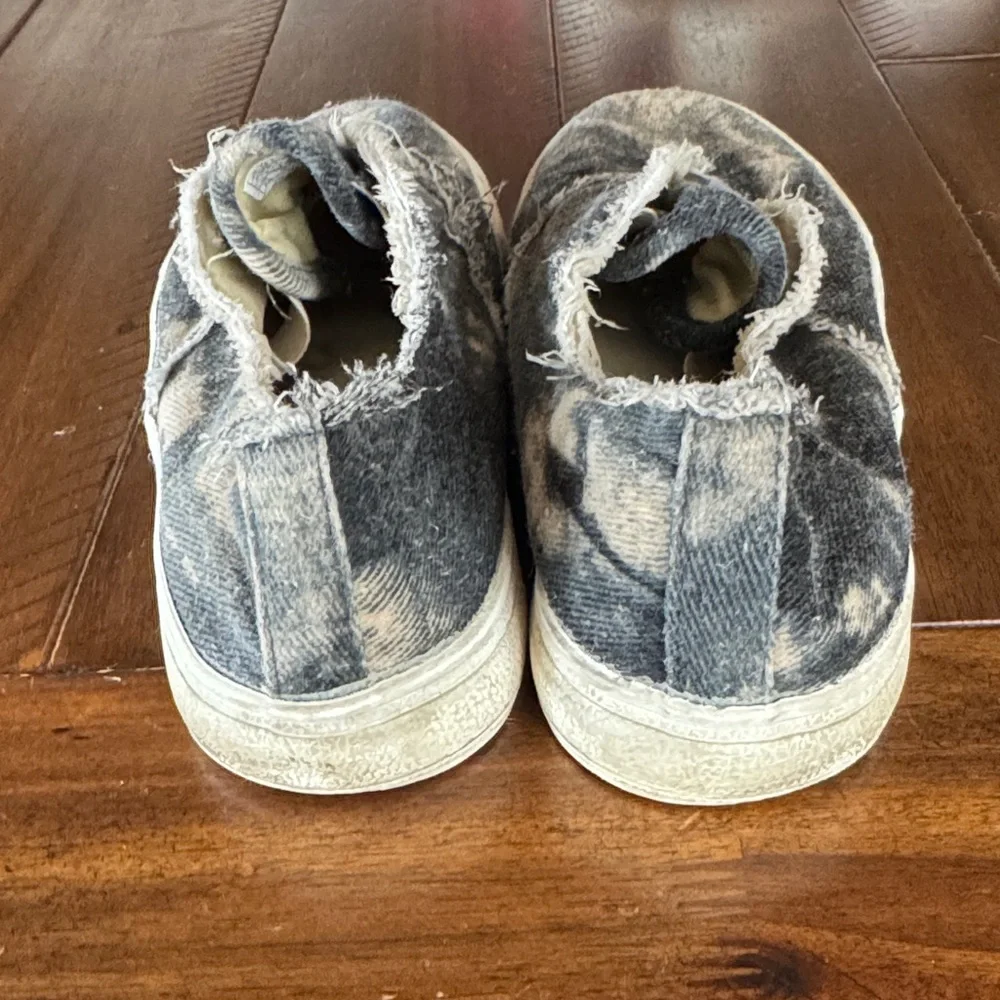 Rocket Dog Black and Tan Distressed Sneakers